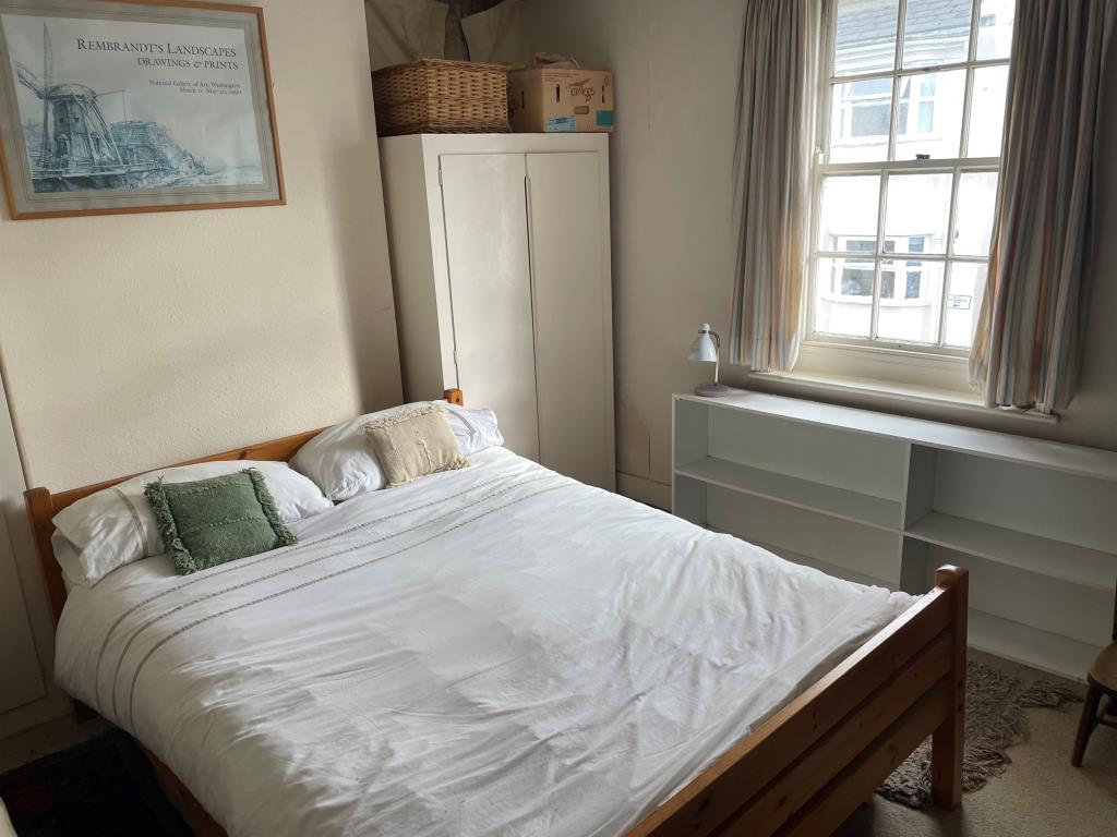 Lot: 54 - THREE-BEDROOM COTTAGE IN CENTRAL BRIGHTON IN NEED OF UPDATING -
